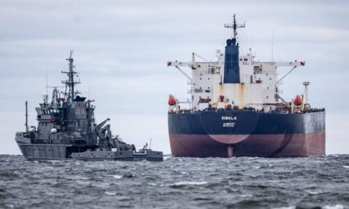 Drama v Atlantiku. USA se zmocnily lodi pod ruskou vlajkou, v okolí jsou válečná plavidla