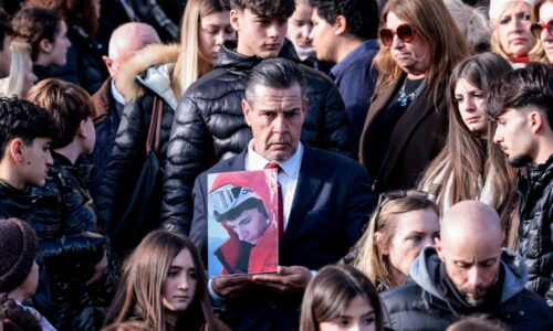 Tínedžer sa vrátil dnu, aby pomohol ostatným. V Taliansku sa rozlúčili s obeťami požiaru v Crans-Montane