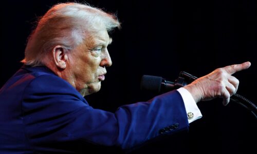 Trump chce dodávateľom americkej armády zakázať dividendy a spätné odkúpenie akcií. Kritizuje pomalú výrobu