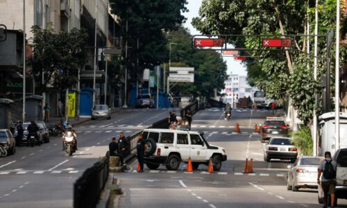 Venezuelská polícia zadržala dvoch mužov, ktorí oslavovali Madurove zadržanie. Posmievali sa susedom