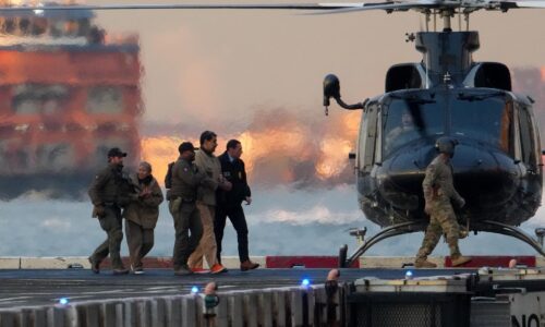 Madura s manželkou eskortovali na newyorský súd