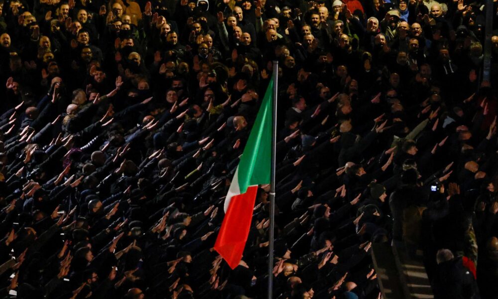 Dav v čiernom zdvíhal pravice. Spomienkovú akciu na smrť neofašistov v Taliansku poznačil aj nočný útok