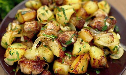 Rezept für Bratkartoffeln mit Fleisch und Zwiebeln. Einfach und lecker!