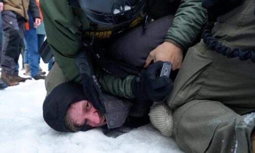 Minneapolis hlási strety demonštrantov s bezpečnostnými silami. Federálni agenti mali použiť aj plyn