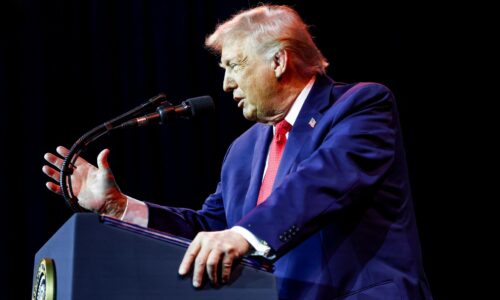 Trump tlačí na americké zbrojovky. Ak nebudú plniť záväzky, nemôžu vyplatiť dividendy