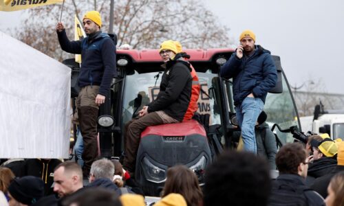 Macron avizoval, že dohodu s Mercosurom nepodporí. Farmári napriek tomu s traktormi prišli do Paríža