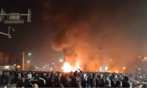 Video: V Iráne vypukla revolúcia, bezpečnostné sily spustili paľbu na ozbrojených povstalcov