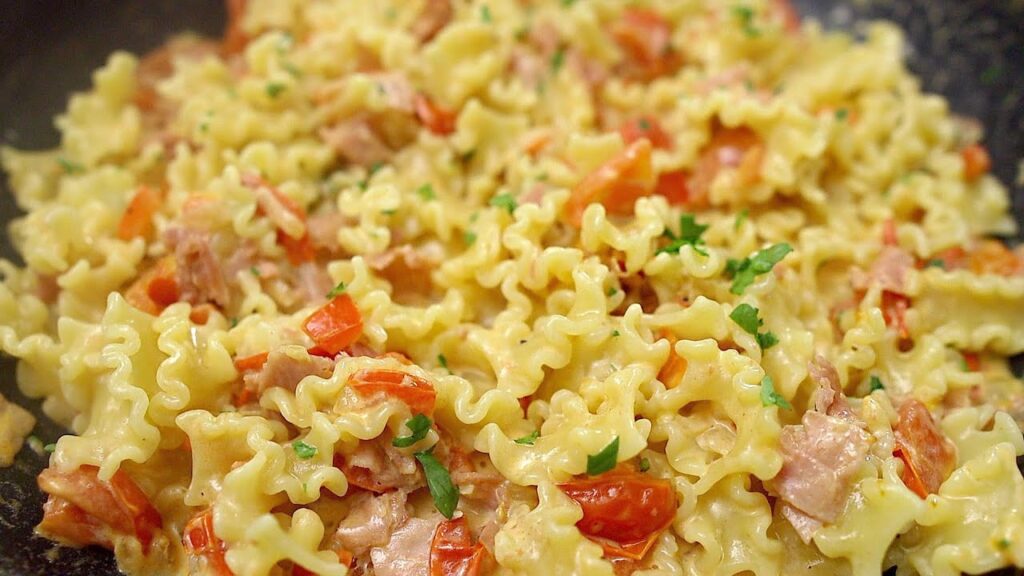 Leckeres abendessen in 15 minuten! ein einfaches und schnelles pastarezept.