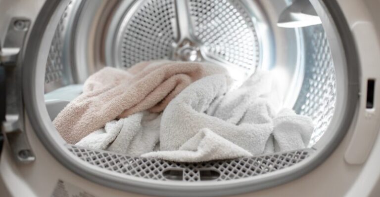Odborníci bijú na poplach: „nevinný“ režim prania ľudia používajú stále dokola – a potom sa čudujú, že práčka smrdí a oblečenie sivie