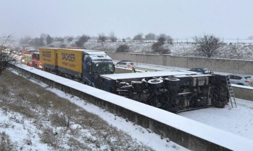 ON-LINE: Sníh komplikuje dopravu v Česku. Dálnice stojí, platí vysoký stupeň nebezpečí