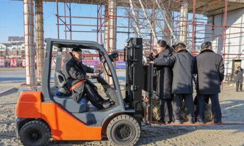 Kim Čong-un řádil na ještěrce. Při sázení stromů s cigaretou v ruce svezl soudruhy i dceru