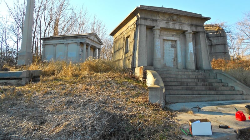 Lebky na policích, těla v rozkladu, uloupené šperky. Policie v USA zatkla vykradače hrobů Lebky na policích, těla v rozkladu, uloupené šperky. Policie v USA zatkla vykradače hrobů