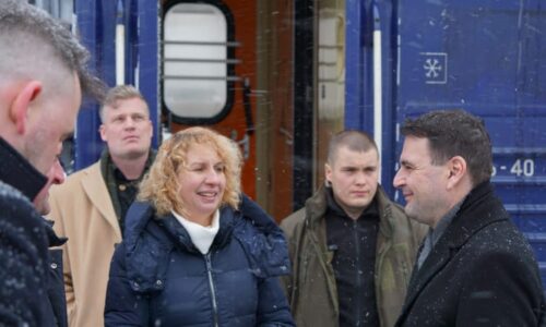 REPORTÁŽ: Salvy raket a tiskovka v krytu. Macinkovu cestu na Ukrajinu uzavřela nečekaná žaloba