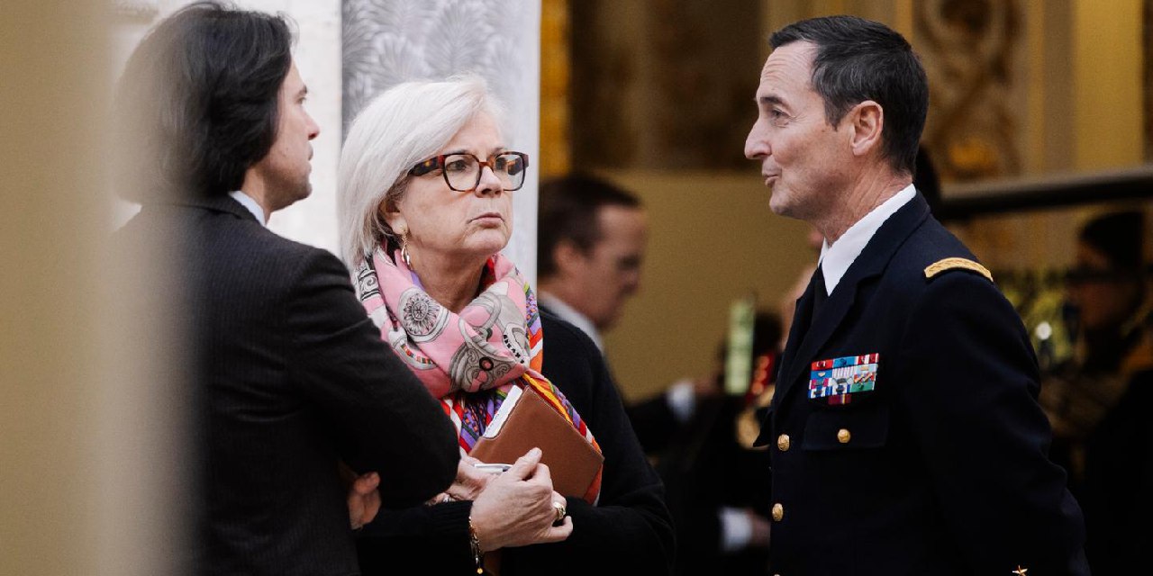 Le Monde: Macron mobilizuje poslancov na podporu návrhu „koalície ochotných“