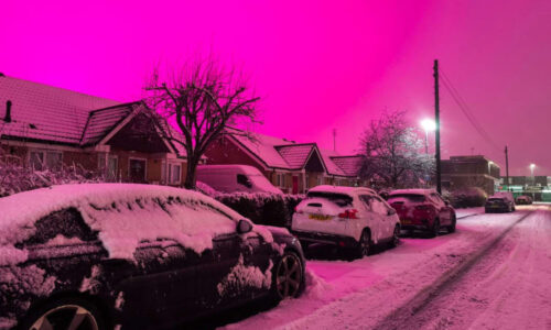 Magická noc v Británii OBRAZEM: Sníh odrážel sytě růžovou oblohu. Expert jev vysvětlil