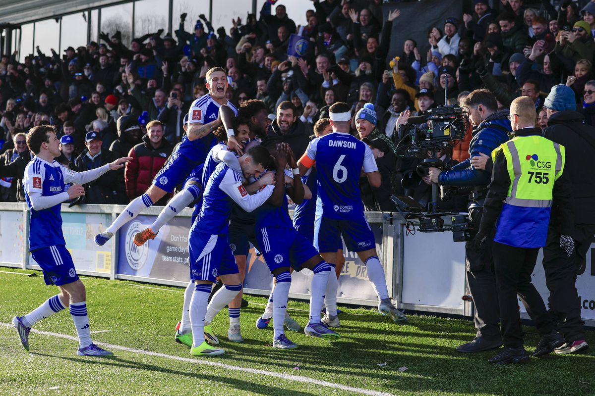 Za senzáciou stojí brat Waynea Rooneyho. Čo povedal po výhre šiestoligistu nad obhajcom jeho tréner?