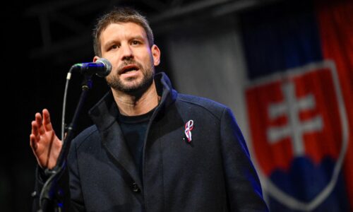 Je to varovanie pre celé Slovensko, reagoval Šimečka na Ficovo prirovnanie k Mečiarovi