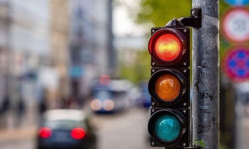 Co dělat, když se na semaforu zasekne červená? Řada Čechů zmatkuje, hrozí pokuta až 25 tisíc