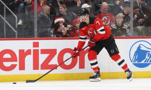 Sú jeho dni v New Jersey spočítané? Skúsený kanadský obranca len na tribúne, môže za to aj Šimon Nemec