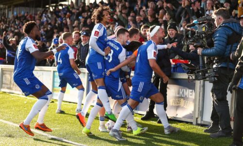 Fanúšikovia hrdinov nosili na rukách, nezabudli ani na zosnulého spoluhráča. Rooney: Je tu s nami