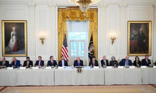 Je chyba ak vidíte len dve: Ruský analytik vymenoval súčasné západné skupiny ktoré proti sebe bojujú o svetovú moc