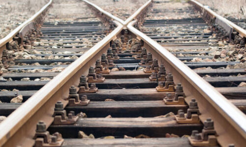 Vlak sa s obci Dolné Naštice zrazil s autom. Tragédiu neprežil muž a tínedžer