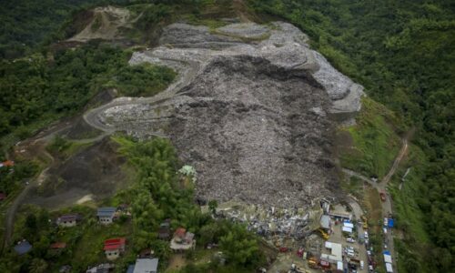 Hora z odpadků na Filipínách pohřbila desítky lidí. Hlášeni jsou mrtví, záběry ukazují zkázu