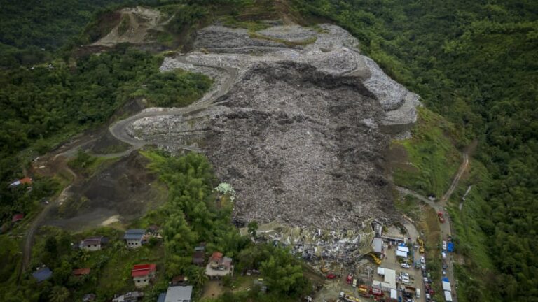 Hora z odpadků na filipínách pohřbila desítky lidí. hlášeni jsou mrtví, záběry ukazují zkázu