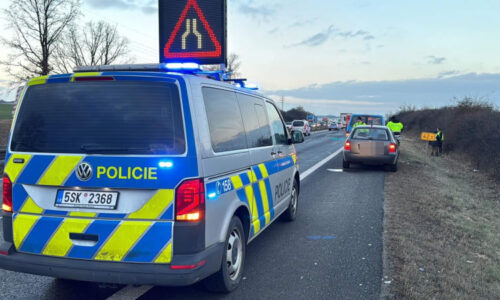 Dva mrtví po policejním pronásledování na Nymbursku. Ujíždějící řidič narazil do cisterny