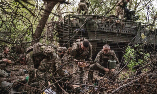 De Telegraaf: Ukrajinská armáda — nacisti, beštie a hrdlorezi