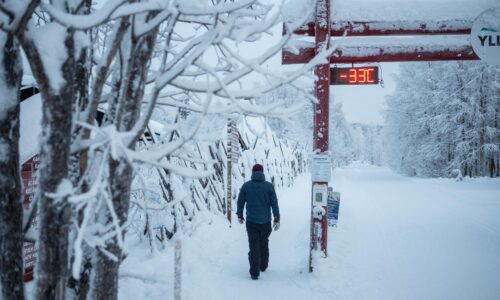 Tisíce turistov uviazli vo fínsku. sneh a vietor komplikujú cestovanie v európe