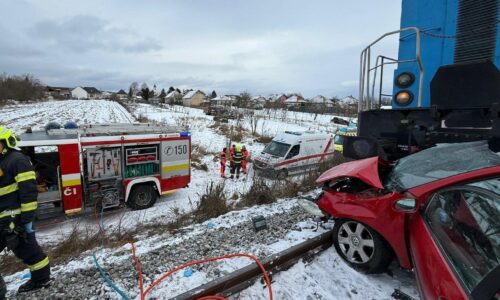 Pri Bánovciach nad Bebravou sa zrazilo auto s vlakom, hlásia dve obete
