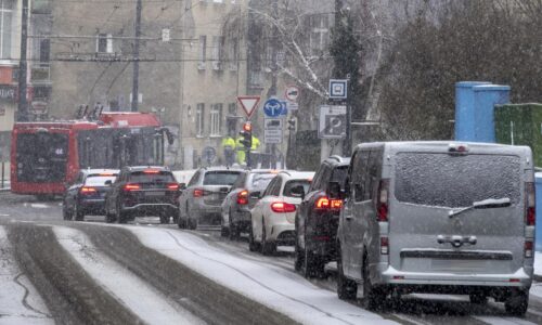 Vozovky na Slovensku sú zjazdné. Pozor si treba dať na sneh, pripomínajú cestári