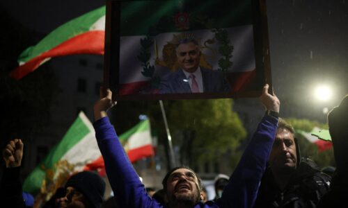 Syn zvrhnutého iránskeho šáha Reza Pahlaví vyzval bezpečnostné sily, aby sa pridali k demonštrantom