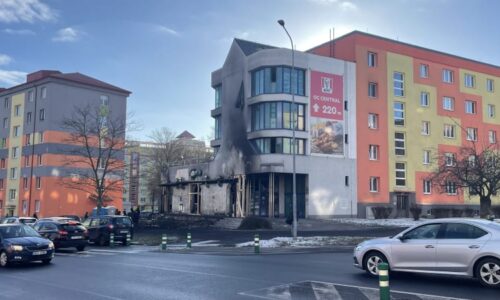 Smutná dohra ohnivého pekla v Mostě: Zemřel těžce zraněný otec. Přišel o syna a exmanželku