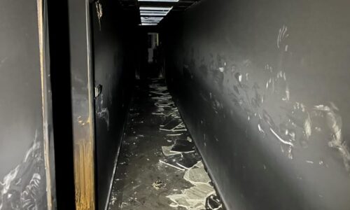 Kouřová past v Horoměřicích: Hasiči z balkonů zachránili 25 lidí, v nemocnici skončily i děti