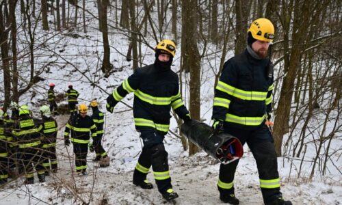 Přes 20 hodin trpěl uvězněný v jeskyni: Speleolog má zlomený kotník. Čeká ho operace