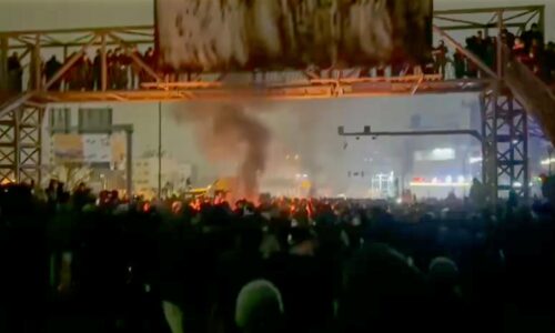 Obyvateľom Iránu chodia SMS-ky, v ktorých vláda zvoláva prorežimové manifestácie. Internet stále nefunguje