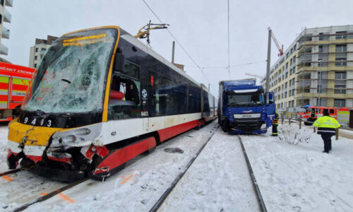 Vážná nehoda v Praze: Po srážce s kamionem vykolejila tramvaj. Dva lidé utrpěli zranění