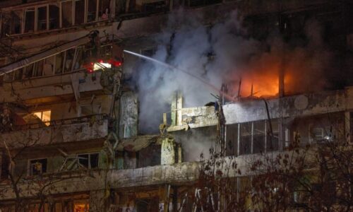 Čtrnáctiletý školák v Kyjevě pobodal učitelku a spolužáka, v mobilu měl kontakty na Rusko