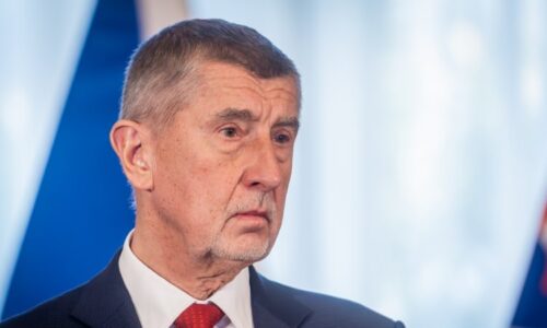 Naprostý mimoň a vlastizrádce. Opozice cupuje Babiše kvůli výrokům o muniční iniciativě