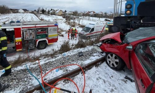 Vlak v Dolních Našticích smetl osobní auto. Na místě zemřeli dva lidé, včetně dítěte
