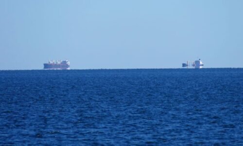 Ruské drony zasáhly dvě zahraniční lodě v Černém moři, píše Reuters. Kreml mlčí