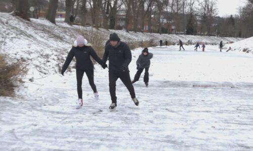 Lidé po celém Česku vyrazili bruslit na řekách. Změřte tloušťku ledu, upozorňují záchranáři