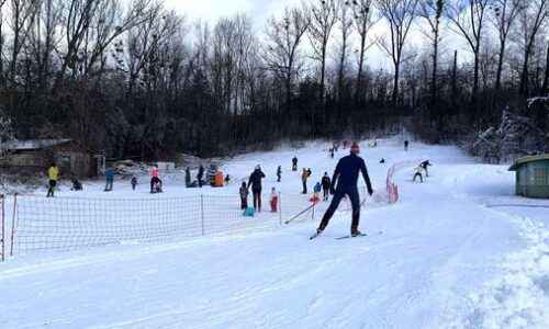 V centre Banskej Bystrice sa bežkuje aj sánkuje. Plážové kúpalisko sa zmenilo na areál zimných športov