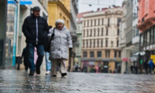 Česko pokryla ledovka: Vlaky stojí, kloužou silnice i chodníky. Čekejte uvíznutí, doporučují ČD