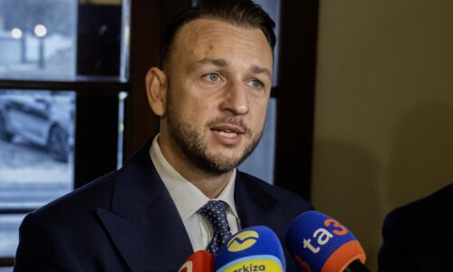 Ústavný súd odmietol sťažnosť Šutaja Eštoka, čurillovc​om sa musí ospravedlniť a zaplatiť odškodné