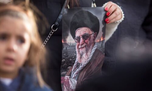 Hořící fotkou vůdce si zapalují cigarety. Íránky provokují režim gesty, za která se vraždí