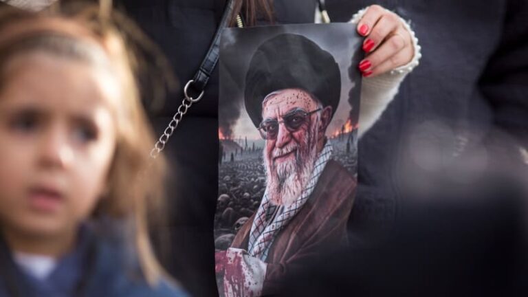 Hořící fotkou vůdce si zapalují cigarety. íránky provokují režim gesty, za která se vraždí