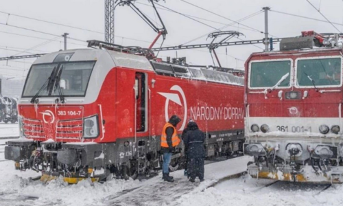 Vlaky meškajú desiatky minút, najhoršia situácia je na západnom Slovensku